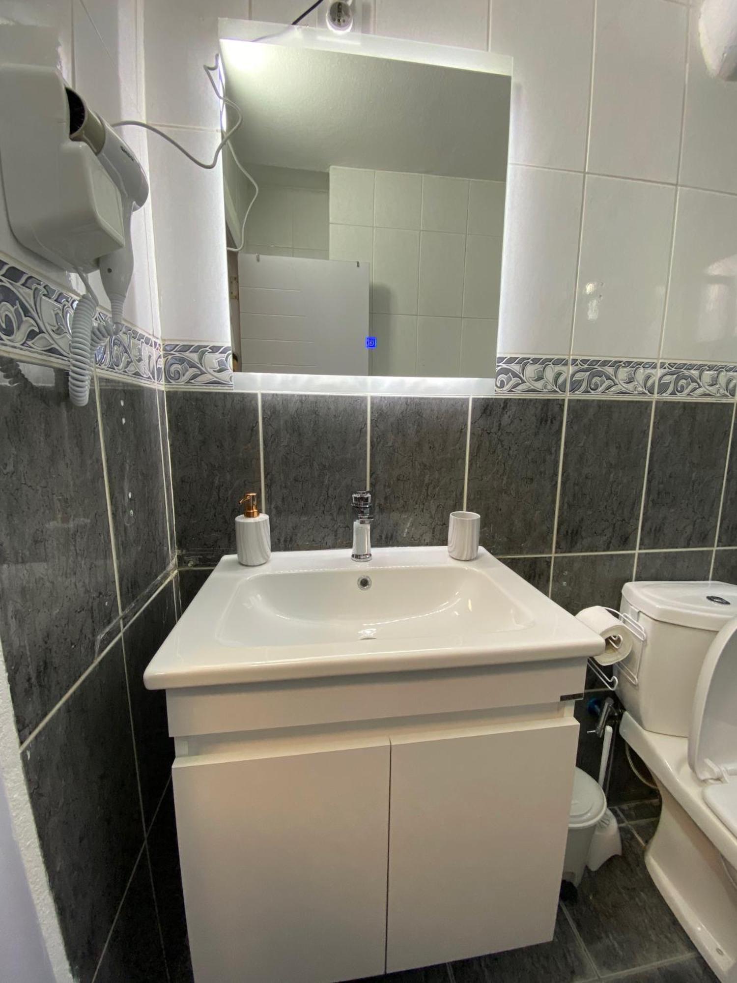 Hotspot Apartments - City Center Pristina Eksteriør bilde